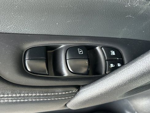 Used 2019 Nissan Rogue SV AWD/4WD image 13