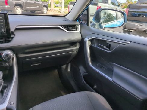 Used 2021 Toyota RAV4 LE AWD/4WD image 16