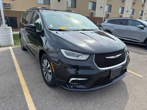 Used 2021 Chrysler Pacifica Touring-L FWD image 2