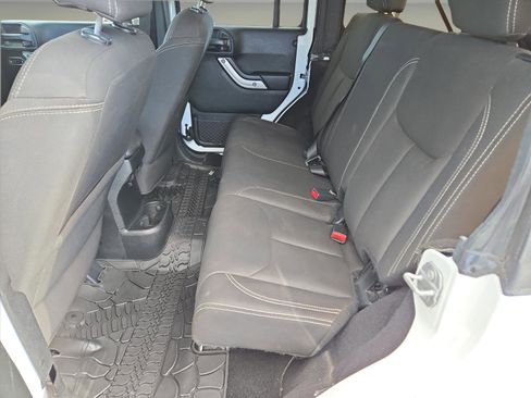 Used 2017 Jeep Wrangler Unlimited Sahara w/ Connectivity Group image 13