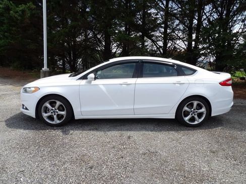 Used 2016 Ford Fusion SE w/ Equipment Group 201A FWD image 2