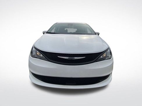 Used 2023 Chrysler Voyager LX image 14