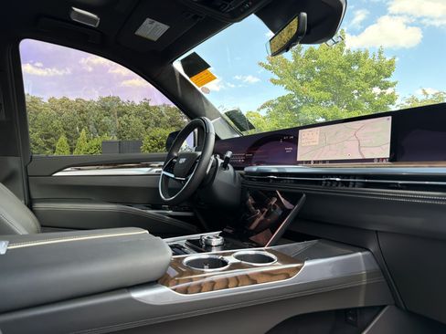 Used 2025 Cadillac Escalade ESV Sport Platinum w/ LPO, ONYX Package AWD/4WD image 6