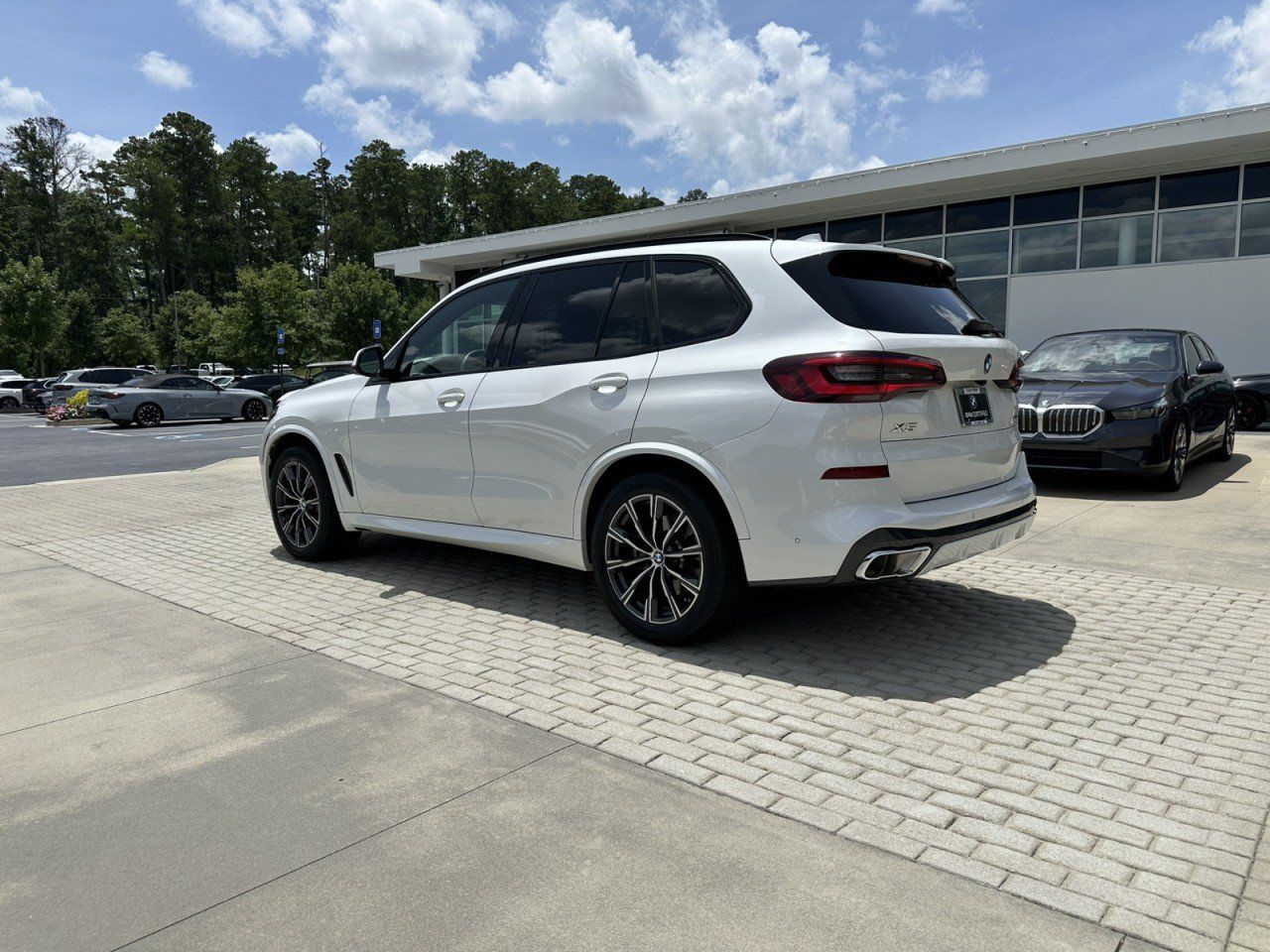 Used 2023 BMW X5 xDrive40i w/ M Sport Package AWD/4WD image 4