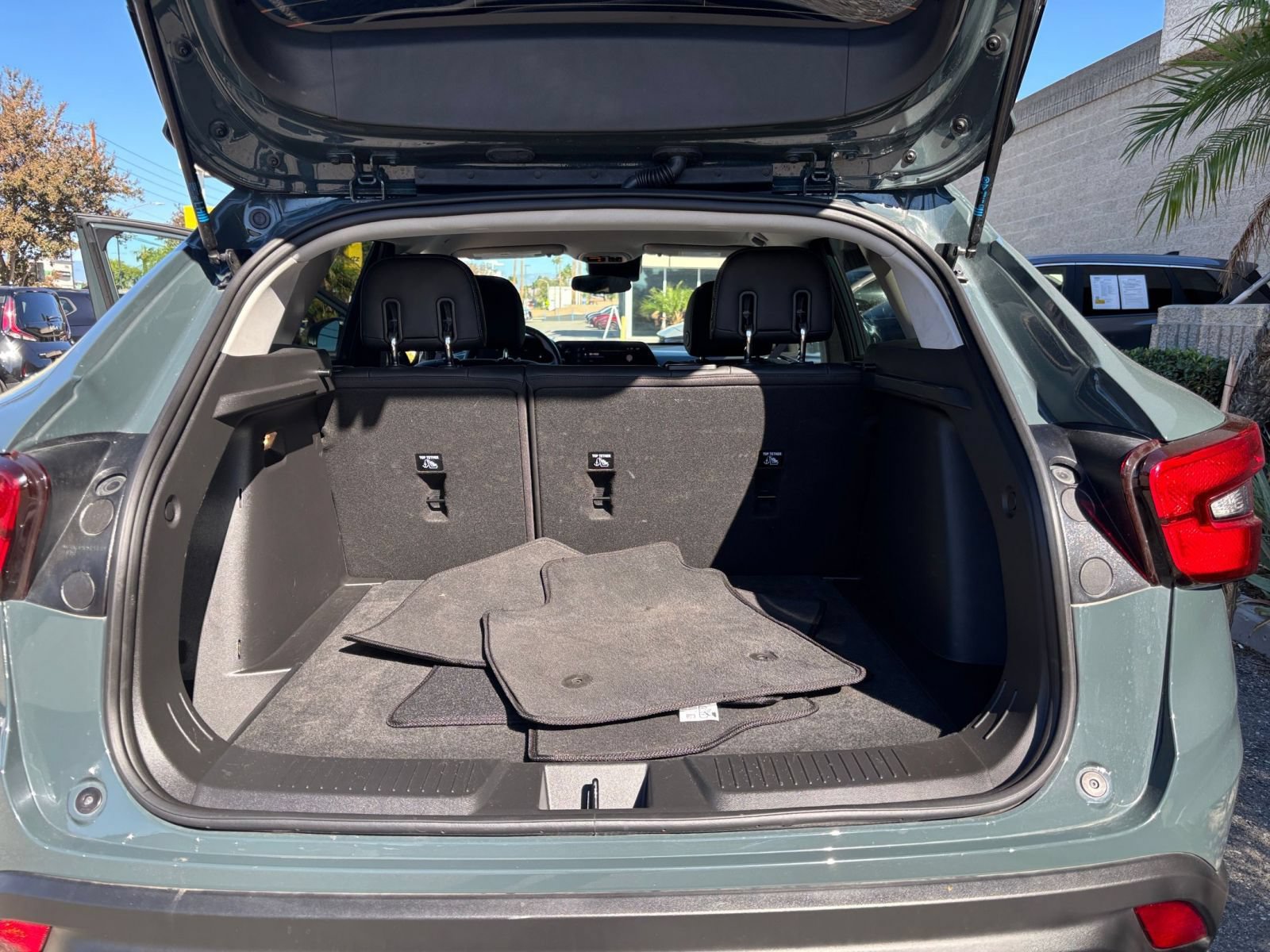 Used 2025 Chevrolet Trax LT w/ LT Convenience Package FWD image 30