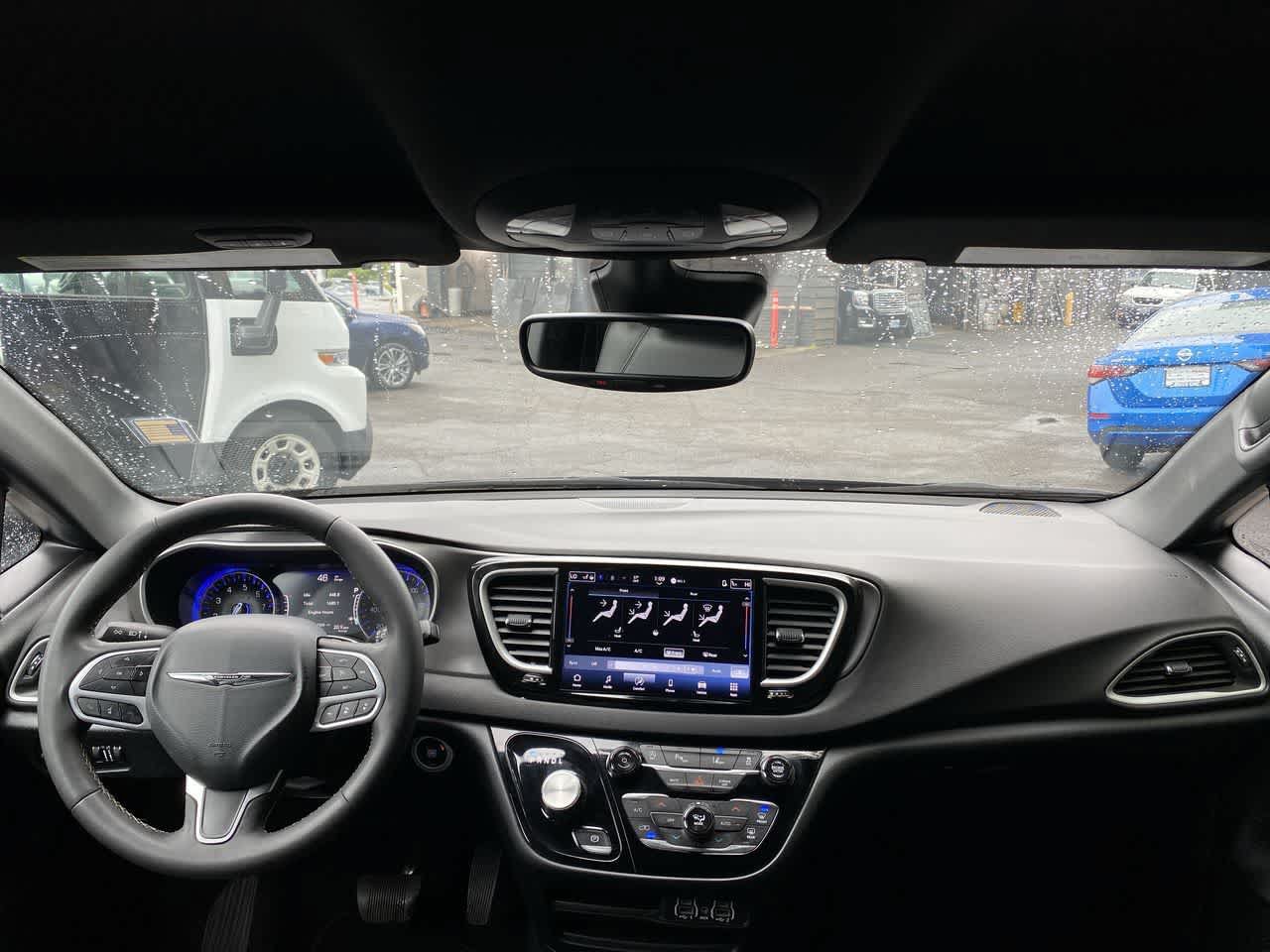 Used 2025 Chrysler Pacifica Select FWD image 11
