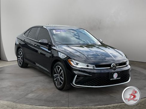 Used 2025 Volkswagen Jetta SE FWD image 1