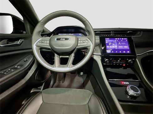 New 2025 Jeep Grand Cherokee Altitude image 27