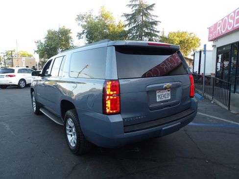 Used 2016 Chevrolet Suburban LT w/ Luxury Package AWD/4WD image 4