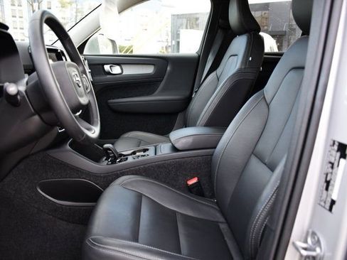 Certified 2025 Volvo XC40 B5 Core image 10