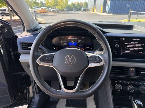 Used 2024 Volkswagen Taos SE FWD image 17
