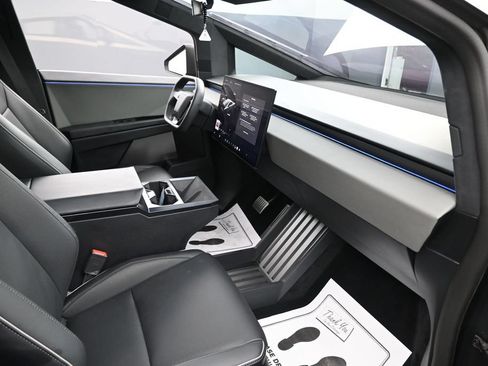 Used 2024 Tesla Cybertruck AWD Crew Cab image 33