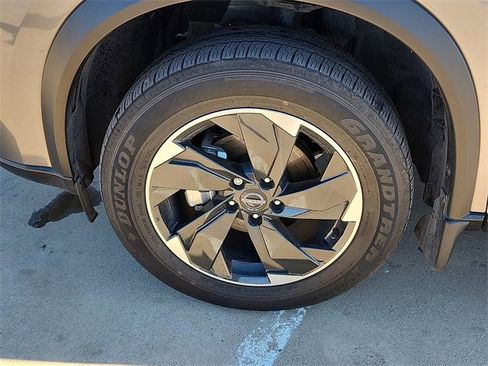 Used 2024 Nissan Rogue SV image 7