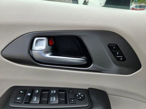 Used 2023 Chrysler Pacifica Touring-L FWD image 26