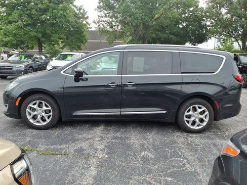Used 2017 Chrysler Pacifica Touring-L Plus w/ Tire & Wheel Group FWD image 5