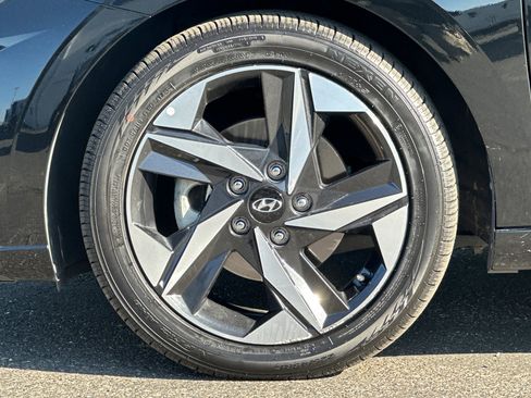 Used 2023 Hyundai Elantra Limited w/ Preferred Accessory Package FWD image 25