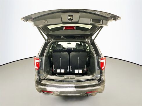 Used 2018 Ford Explorer XLT w/ Equipment Group 202A image 28