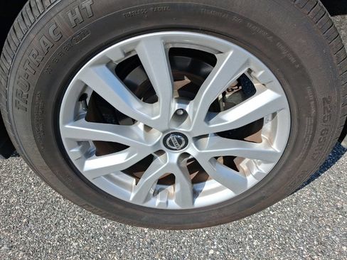 Used 2018 Nissan Rogue SV FWD image 13