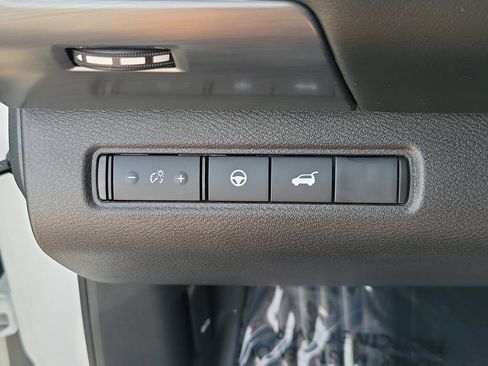 Used 2025 Nissan Pathfinder SL FWD image 31