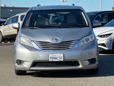 Used 2015 Toyota Sienna LE image 10