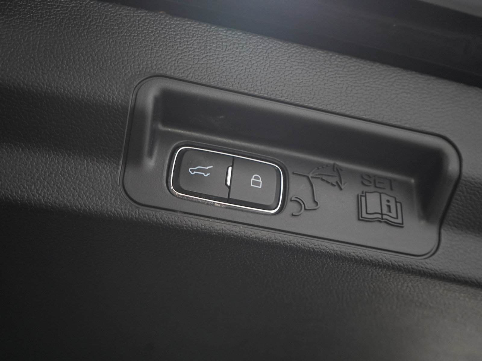 Used 2023 Ford Explorer Limited AWD/4WD image 11
