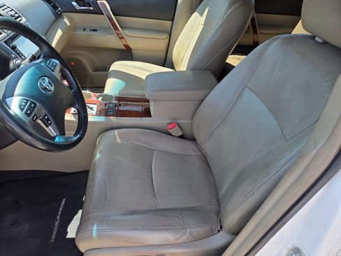 Used 2013 Toyota Highlander Limited AWD/4WD image 9
