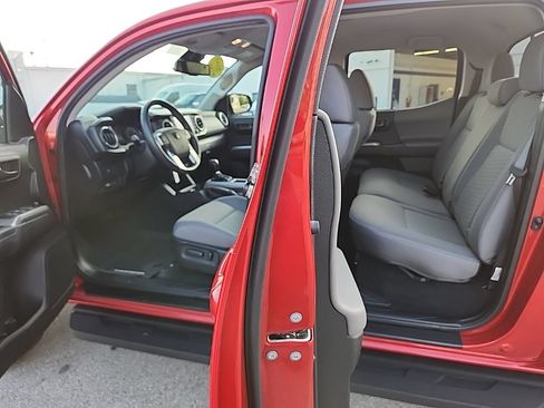 Used 2022 Toyota Tacoma SR5 AWD/4WD image 11