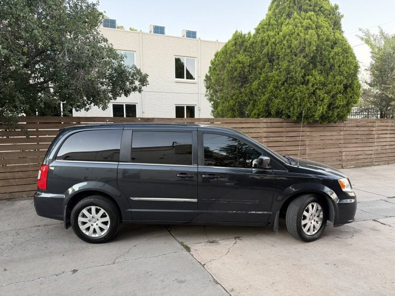 Used 2014 Chrysler Town & Country Touring FWD image 3