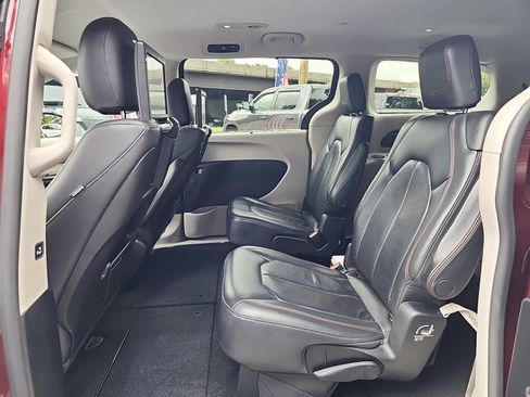 Used 2017 Chrysler Pacifica Touring-L Plus w/ Advanced Safetytec Group FWD image 34