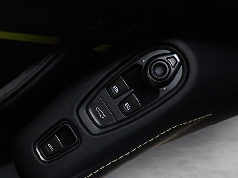 Used 2023 Aston Martin V8 Vantage Roadster RWD image 26