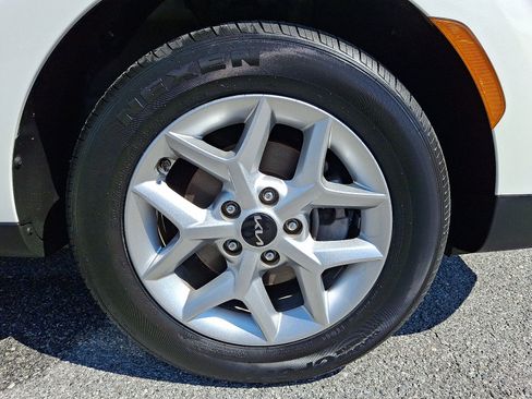 Certified 2025 Kia Soul LX w/ LX Technology Package FWD image 8