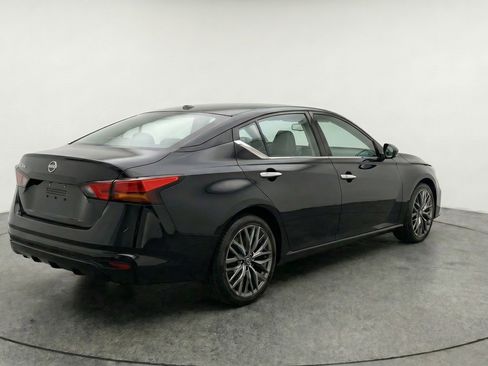 Used 2025 Nissan Altima 2.5 SV FWD image 9