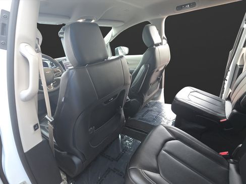 Used 2023 Chrysler Pacifica Touring-L FWD image 12
