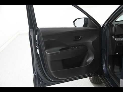 Certified 2025 Hyundai Kona SEL AWD/4WD image 4