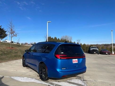 New 2026 Chrysler Pacifica Select w/ S Appearance Package FWD image 3