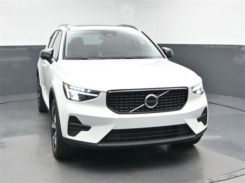 New 2026 Volvo XC40 B5 Core w/ Climate Package image 2