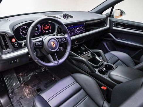 Used 2025 Porsche Cayenne E-Hybrid image 4