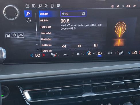 Used 2025 Chevrolet Traverse LT image 18