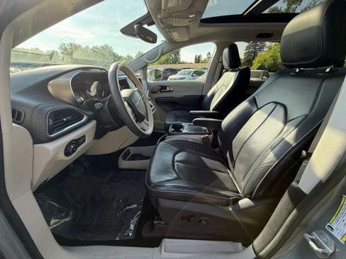 Used 2019 Chrysler Pacifica Limited FWD image 14