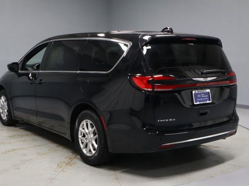 Used 2025 Chrysler Pacifica Select FWD image 8