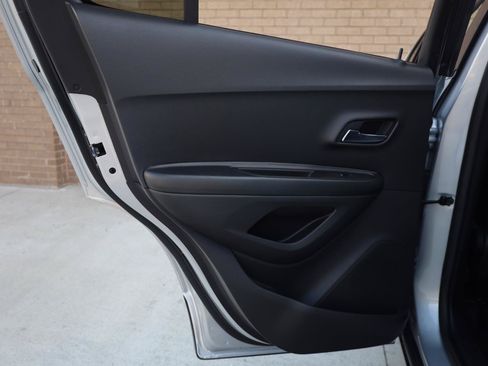 Used 2021 Chevrolet Trax LT w/ LT Convenience Package FWD image 20