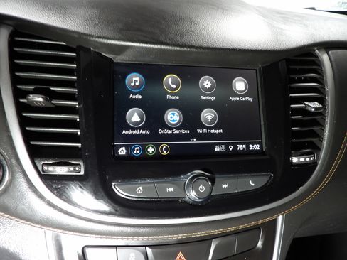 Used 2019 Chevrolet Trax LT w/ LT Convenience Package FWD image 14