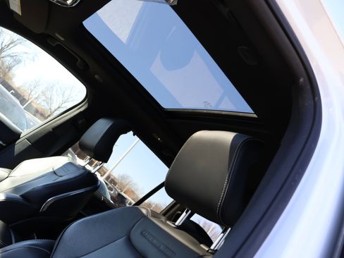 Used 2022 Jeep Grand Cherokee Overland w/ Advanced Protech Group III image 43