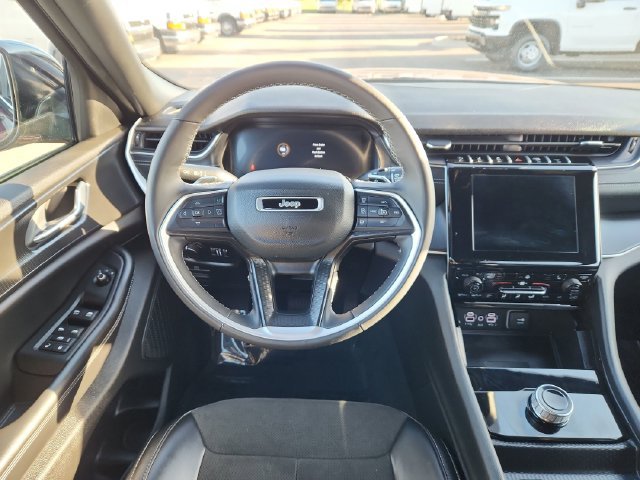 Used 2025 Jeep Grand Cherokee Altitude AWD/4WD image 23