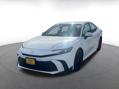 Used 2025 Toyota Camry SE image 3