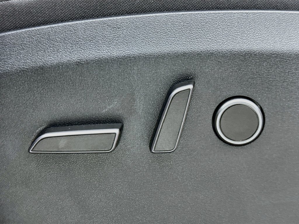 Used 2023 Tesla Model Y Long Range AWD/4WD image 18
