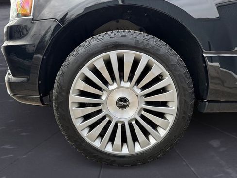 Used 2017 Lincoln Navigator Select image 14