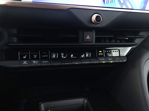 Used 2025 Toyota Crown Signia XLE image 23