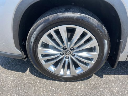Certified 2024 Toyota Highlander Platinum FWD image 29