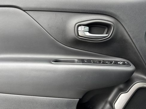 Used 2022 Jeep Renegade Latitude w/ Convenience Group image 11